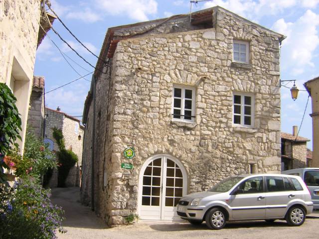 Photo Gte rural La garde adhmar Les remparts