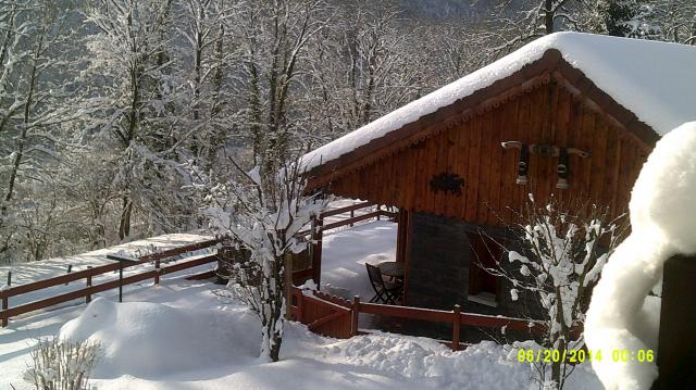 Photo le chalet et de plein pied, il y a juste 4 marches pour y accder Les premiers sapins Au pas du comtois