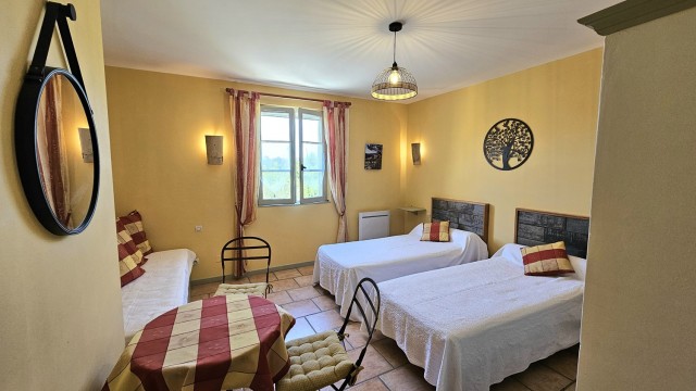 Chambre ocre