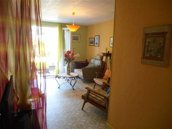 Sjour et chambre, s/b et wc indiv. entre indpendante donnant  sur jardin